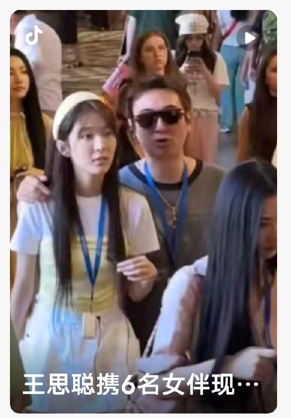 谁能想到在卢浮宫撞见王思聪了，他身边簇拥着好几位女生一同闲逛。别人逛博物馆是静心
