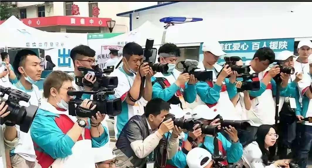 浩浩荡荡，大张旗鼓做慈善，“走个面”带领百十号人去了内蒙古，几乎全程都有人拍摄