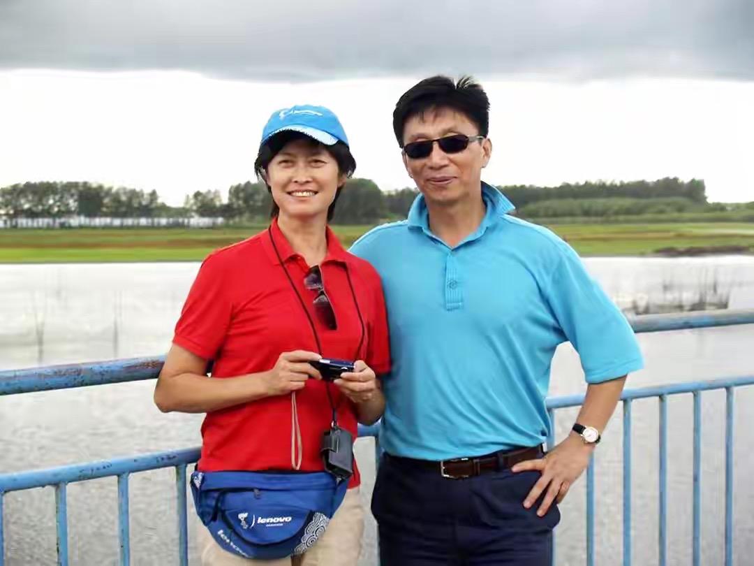 图1～2央视著名主持人敬一丹与丈夫王梓木敬一丹丈夫王梓木身材挺拔，长相帅气，