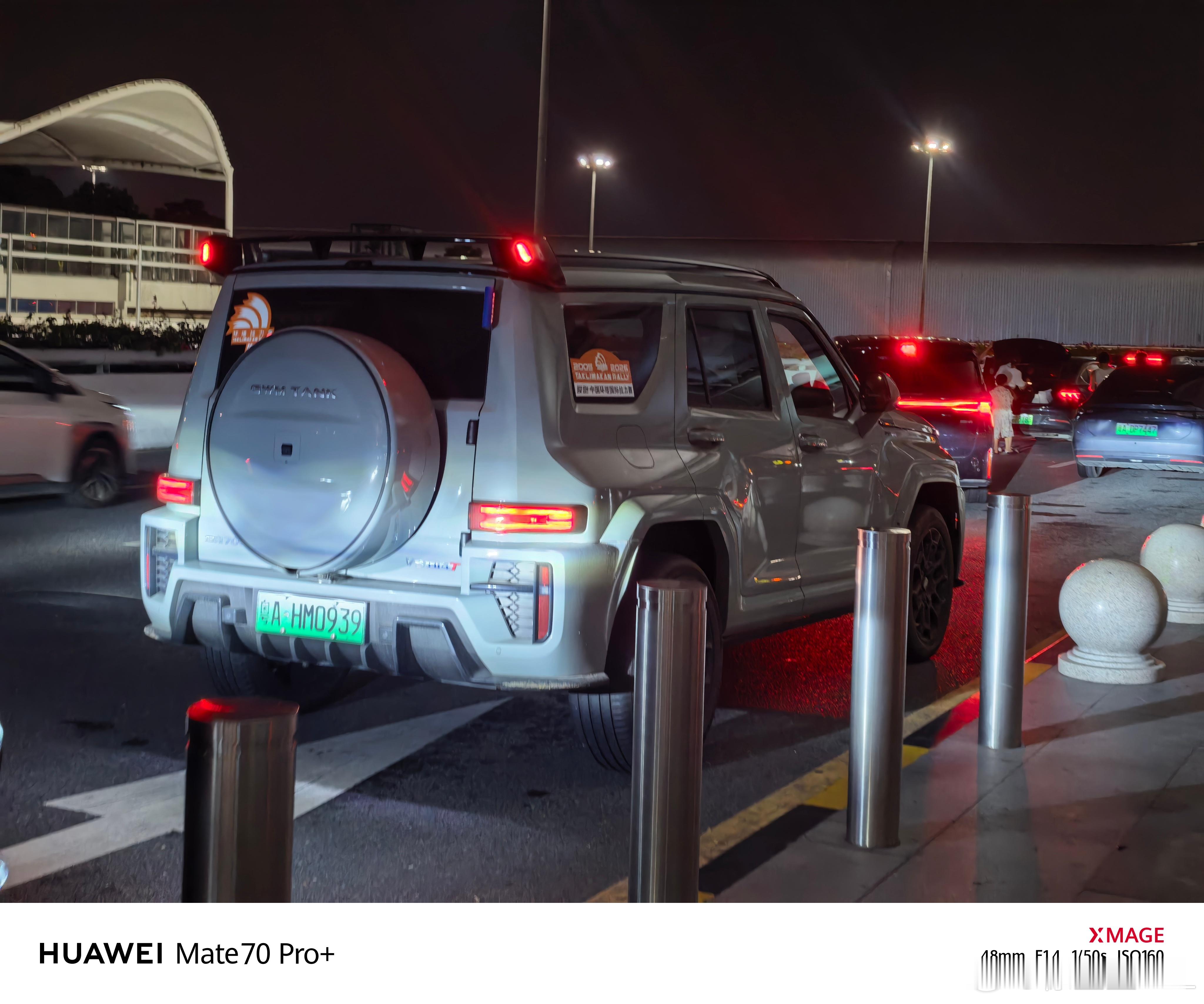 一落地，油就是满的。坦克700从提车开始到现在。我就没加过一次油。