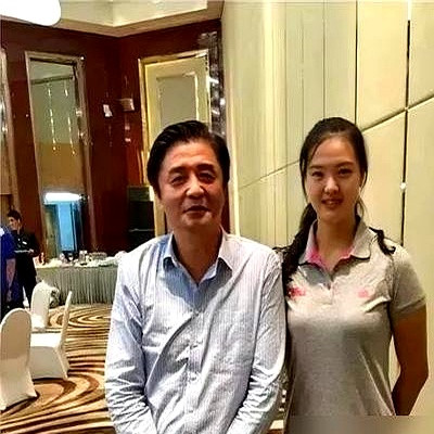 之前总觉得官方身高水分大，看到张常宁和惠若琪站一块儿才算开了眼。官方说好的一米九三，结果在镜头里瞅着