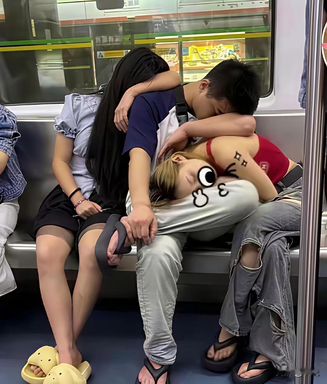 年轻人困成这样，晚上通宵打游戏了吧