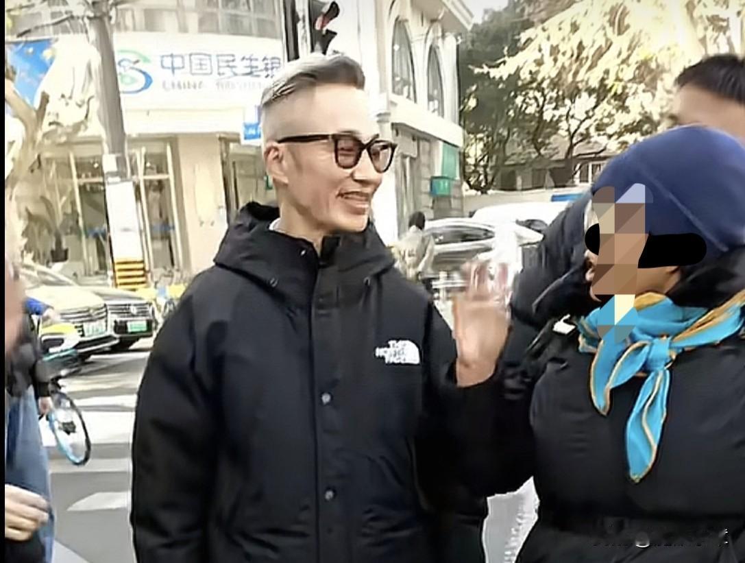 上海知名主持人程雷在上海街头，被路人认出，面露微笑与路人聊天，丝毫没有大牌主持人