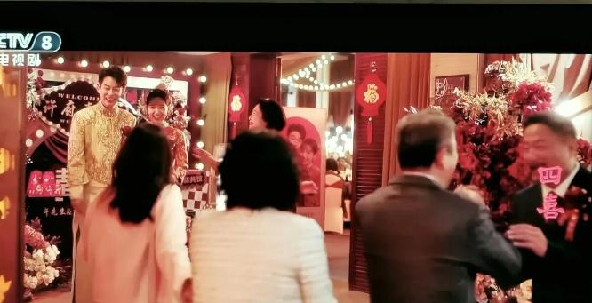 恢复电视剧中插广告了？！2025年11月19日看央视八台播放《四喜》，中途突然插