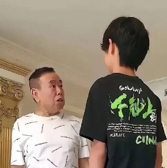 防了半辈子，到头来还是被基因给截胡了2025年7月初，潘长江的一张家宴照在网