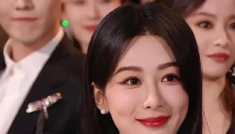 杨紫这演员，有点意思。都说她是顶流，可她在《承欢记》片场干的，全是“笨”功