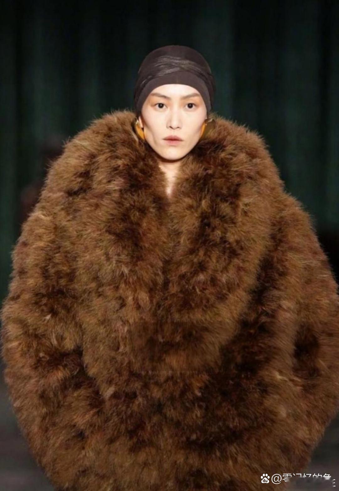 刘雯巴黎时装周走秀，这外国的时尚我们看不懂啊。