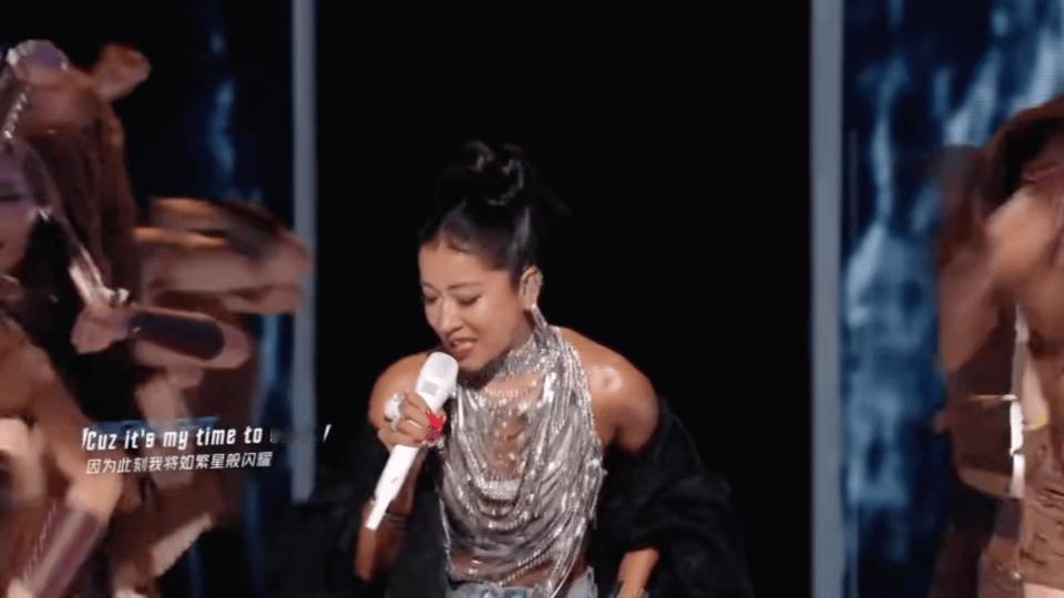 吉克隽逸链条透视背心吉克隽逸的链条透视背心造型绝了！银色链条设计亮眼，搭配标志
