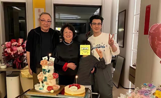 黄晓明给妈妈过生日家里摆着999朵玫瑰花，小海绵也出镜了​​​