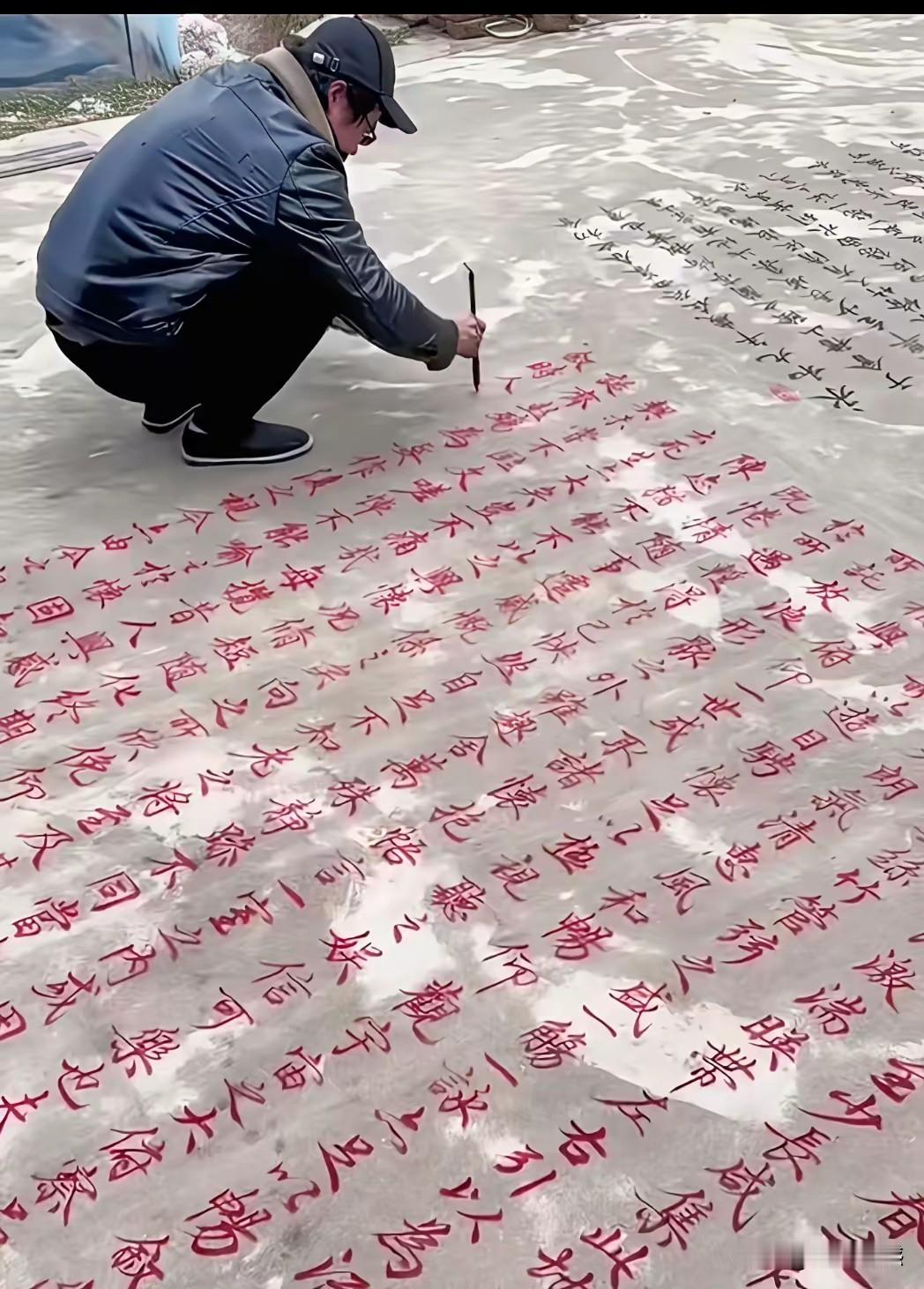 书法高手在民间，此言真实不虚！此人就是一个普通的书法爱好者，在自己家的院里，用毛