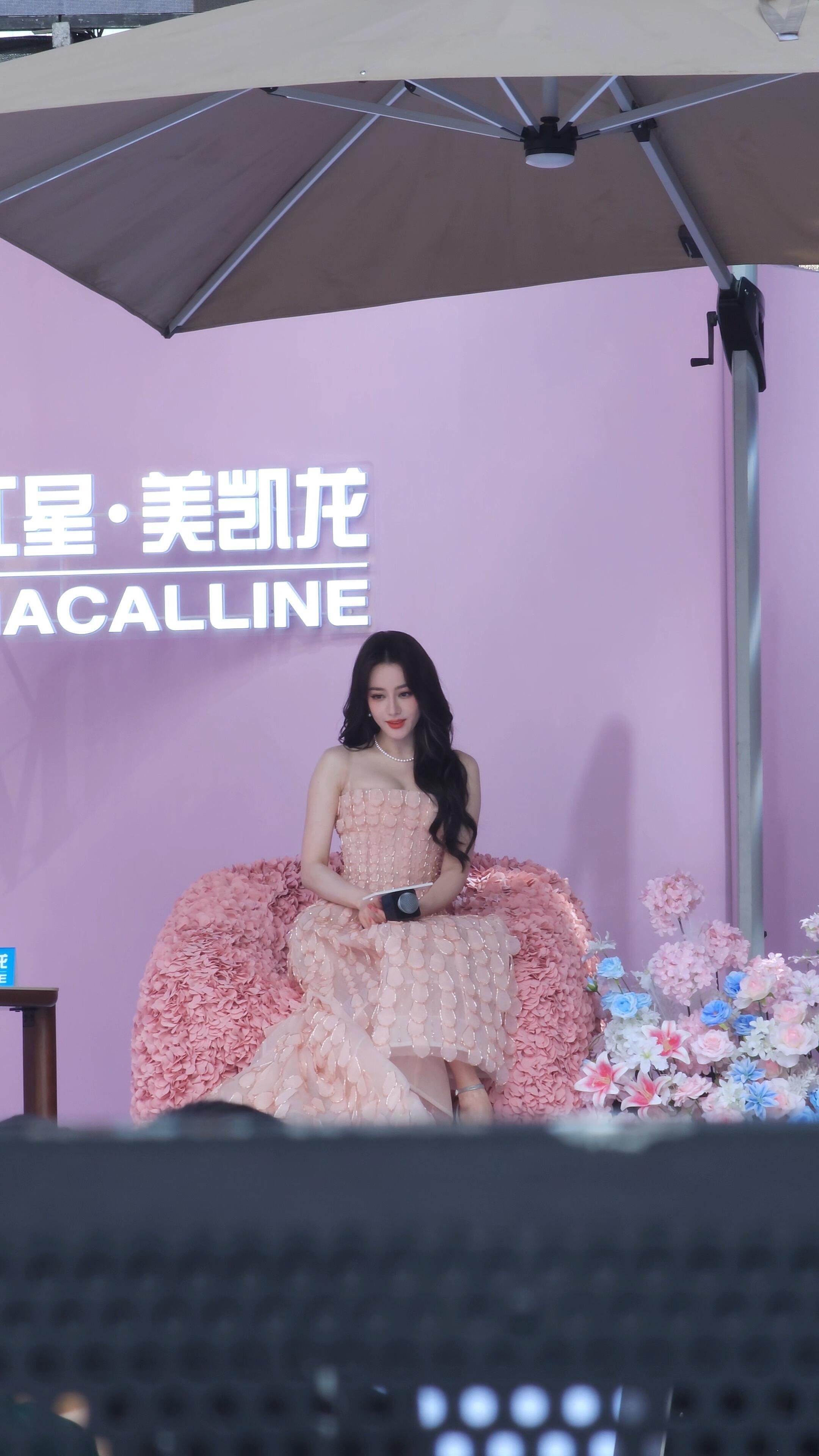 迪丽热巴樱桃小嘴恣意闪耀，惬享此时迪丽热巴红星美凯龙🌸