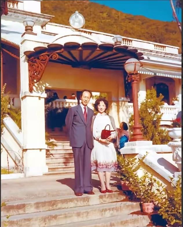 1951年王丹凤和柳和青在上海结婚，当时两人分别27岁和25岁，此后风风雨雨相伴