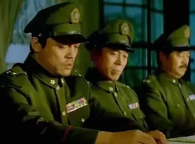 1949年12月，国民党中将李振率部起义，在谈判时见解放军干部很年轻，不高兴的说