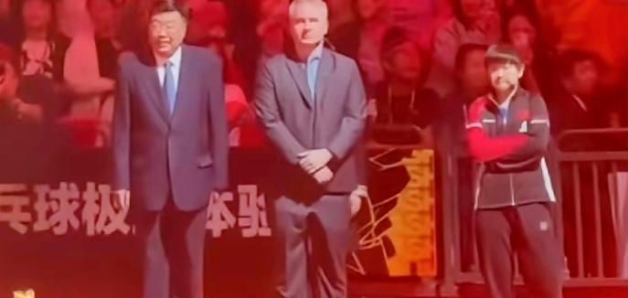 她不是不累，是算准了什么时候该喘气。一天打三场，腿还没站稳，领奖服袖子一捏，全