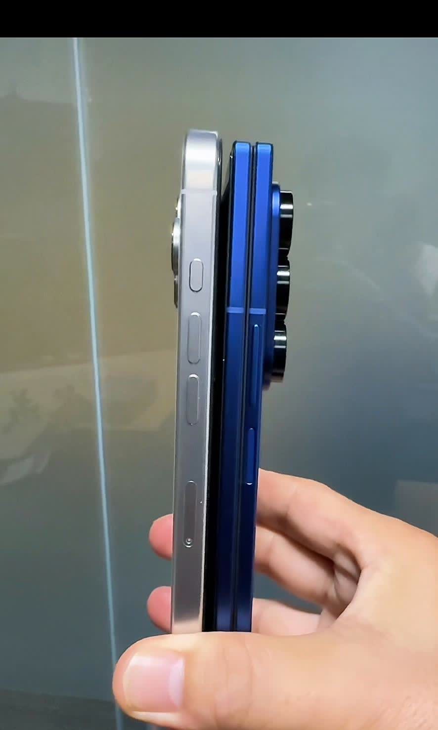 目前全球最轻薄折叠屏手机：三星GalaxyFold7，对比iPhone16P