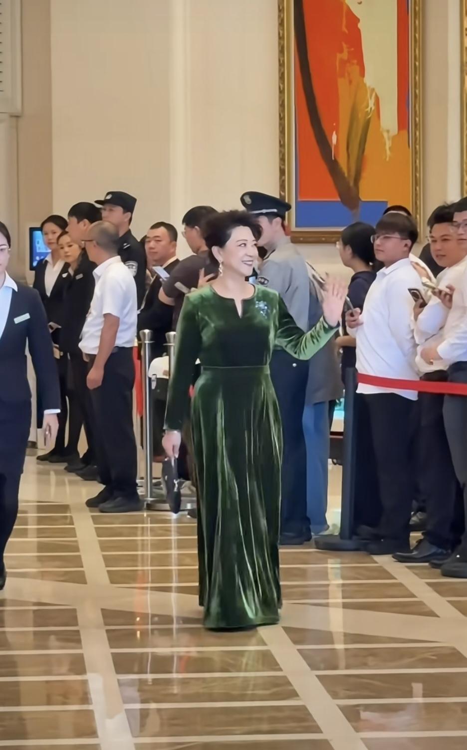 近日，金鸡奖颁奖典礼上，76岁的王馥荔现身：墨绿色晚礼服，微卷的盘发，进场时腰板