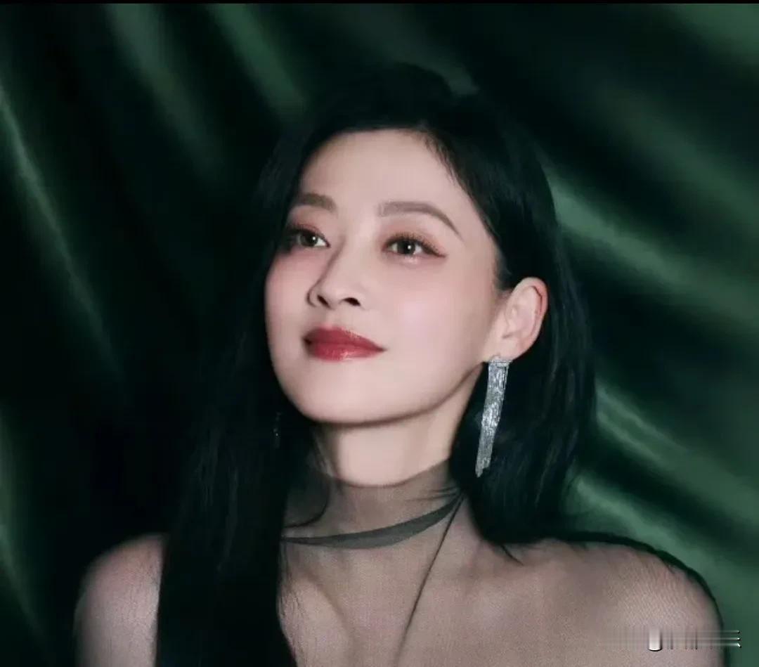 梅婷田雨官宣新剧！这个“七口之家”的烟火气，看完我想爸妈了追了太多悬浮剧，终