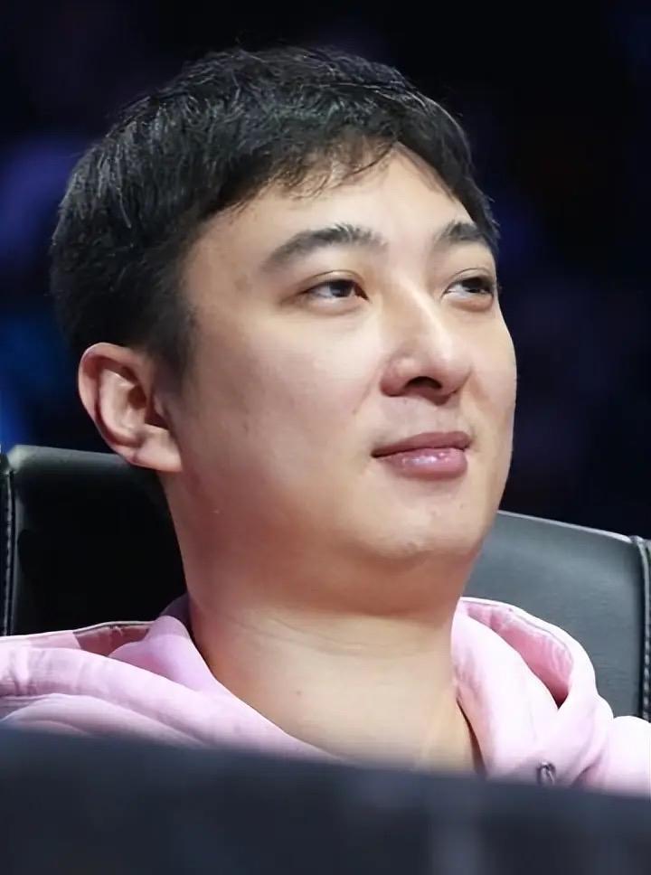 终于知道王思聪为什么不理黄一鸣了，是因为王思聪眼光太毒，黄一鸣的颜值太不经打了，