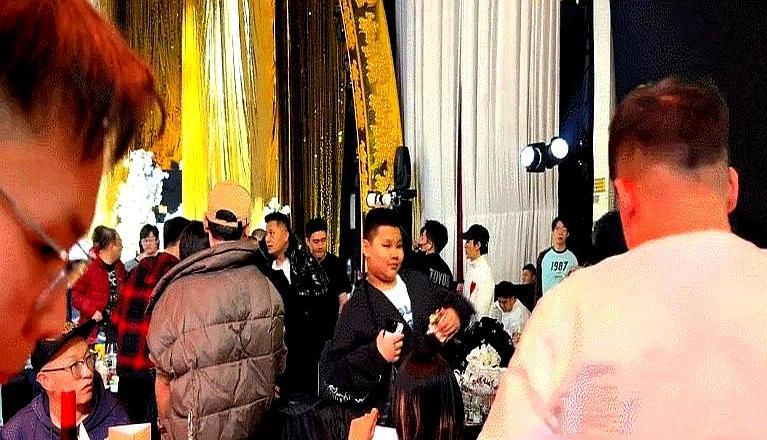 郭德纲的家产，原来早就分完了。陶阳婚礼上，郭麒麟被新娘硬塞捧花，全程被动。