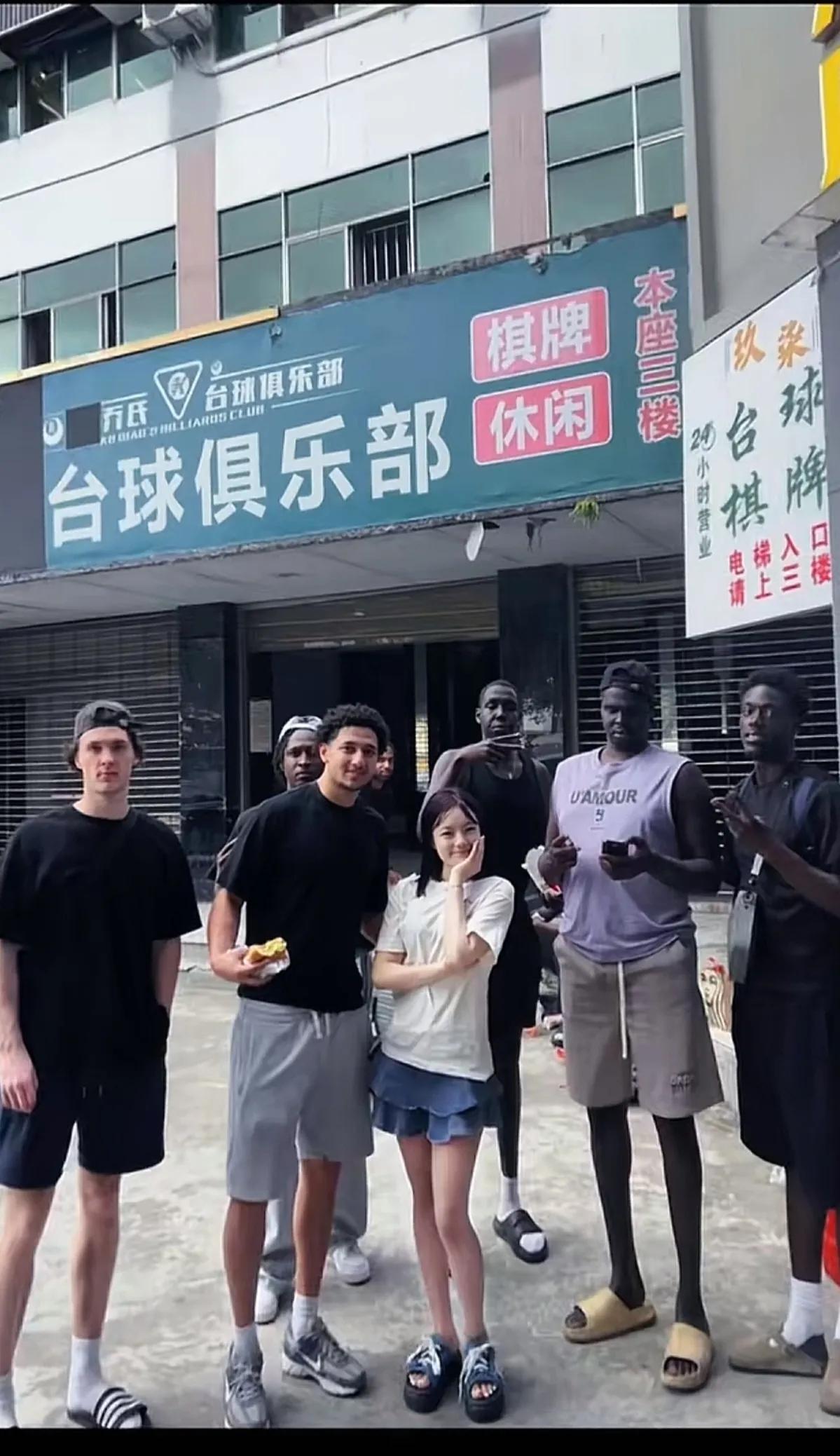 近年来我国拥入大量黑人，我国女孩子都主动合拍上传个个平台炫耀。也有不少我国女孩子