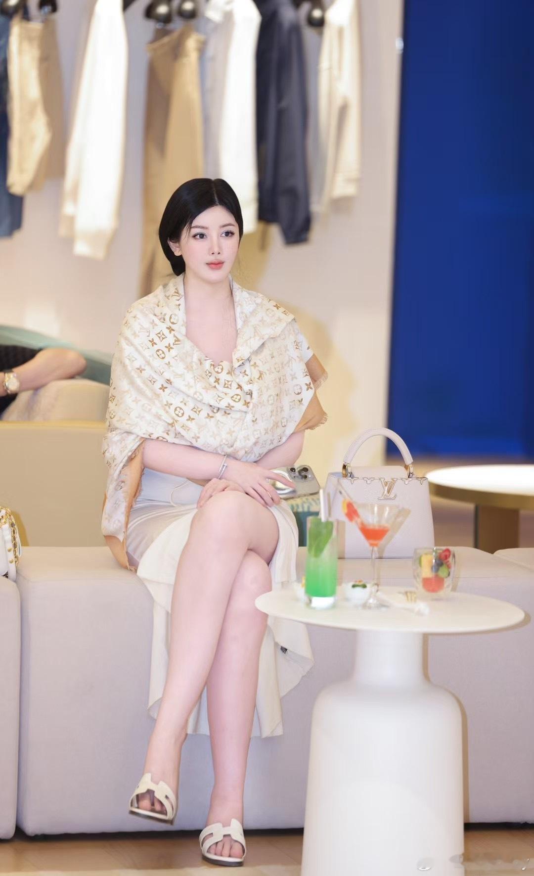 穿搭照片是假的 本人更可爱(｡•̀ᴗ-)✧颜值街拍写真​​​