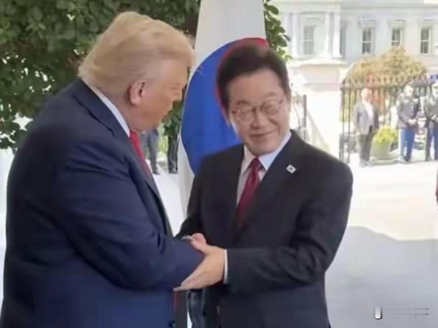 韩国总统李在明即将访华，却在出发前迎来美国的罕见施压。特朗普政府突然撤走驻韩美军