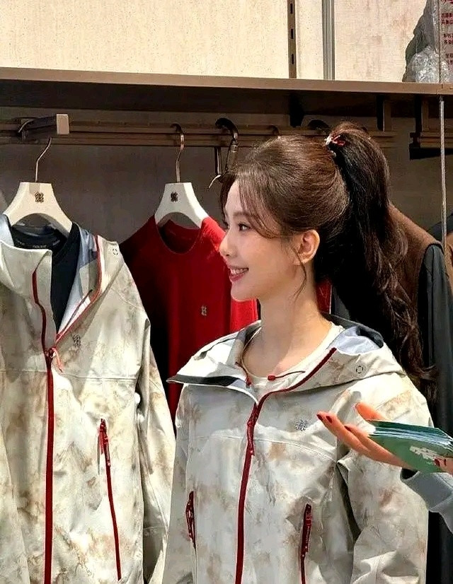 刘诗诗深圳露面引争议：褶子是真的优雅是真的假发片尴尬也是真的