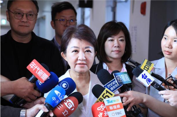 就在刚刚，台中市长卢秀燕发表声明，3月31日，针对郑丽文将率团访陆，卢秀