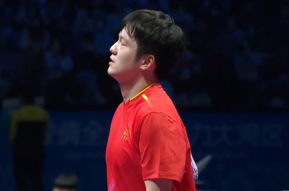 王楚钦连赢3球，11：8拿下东哥两人开局就是王炸，王楚钦早早就去热身了，