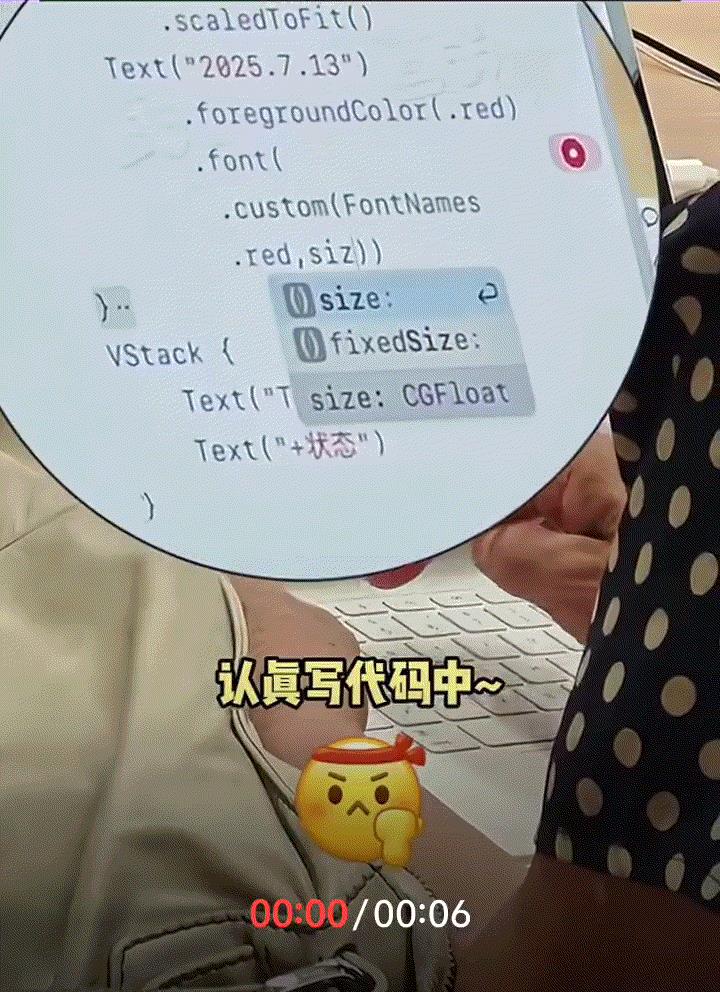 天津，一女子在商场里，偶遇一名白发苍苍的老奶奶在手机店里，用店里的平板敲代码。女