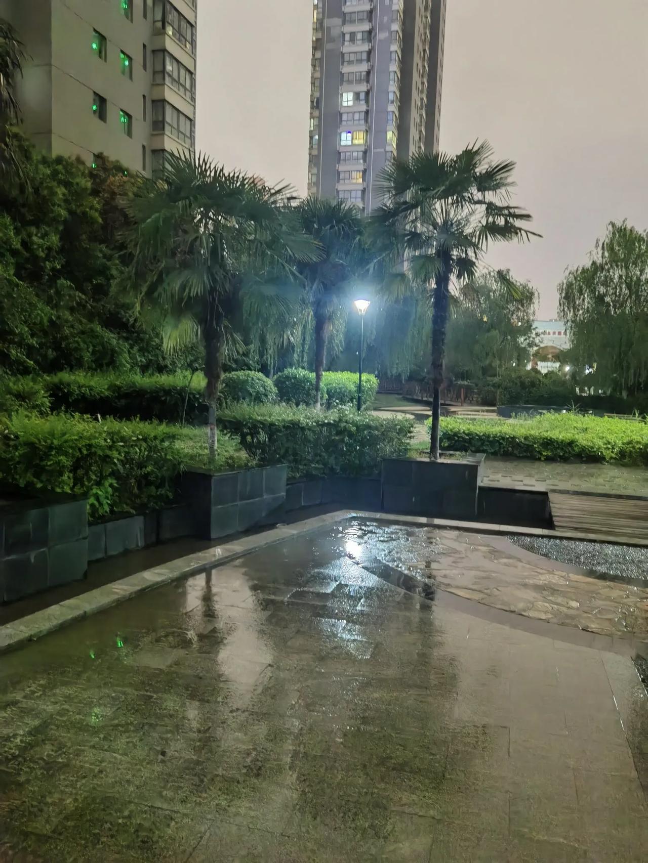 西安降雨后空气清新，景色更加优美，有利于旅游业的短期发展，更有利于关中大地农作物