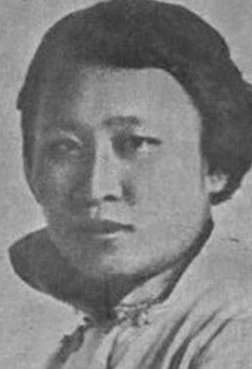 1941年，头号女汉奸陈璧君在饭店用餐时突然想上厕所。她嫌弃饭店卫生间脏乱、档次