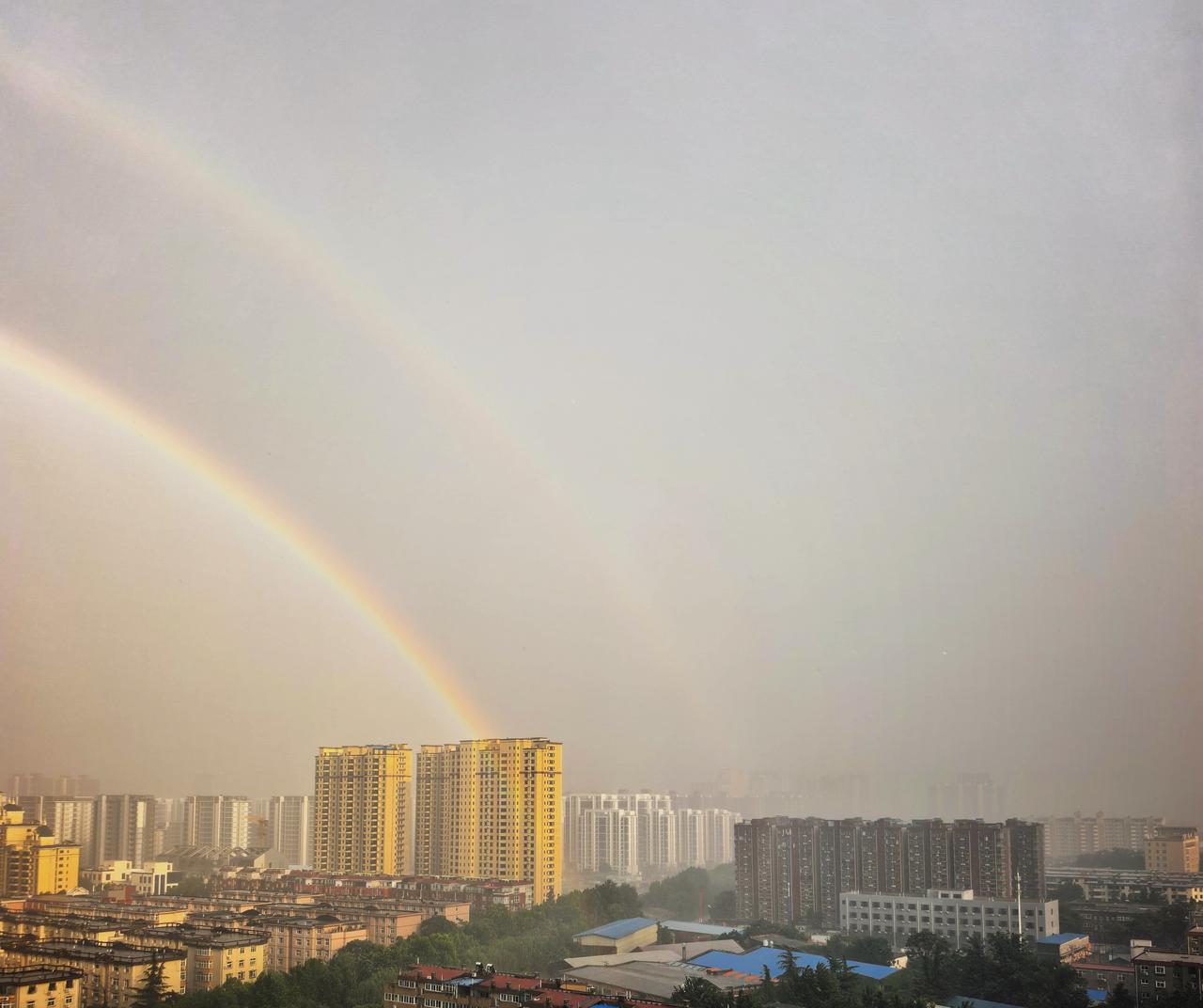 石家庄傍晚大雨如注，冰雹飞泄。10分钟后艳阳高照，彩虹高挂。今年的天气真是奇怪