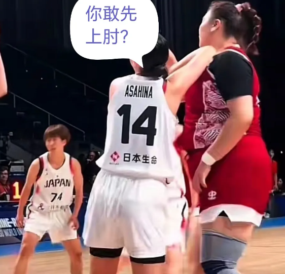 刘禹彤在对日本半决赛大肘子还没抡够就被罚下去了，不过比赛中还是多次“弹飞”日本球