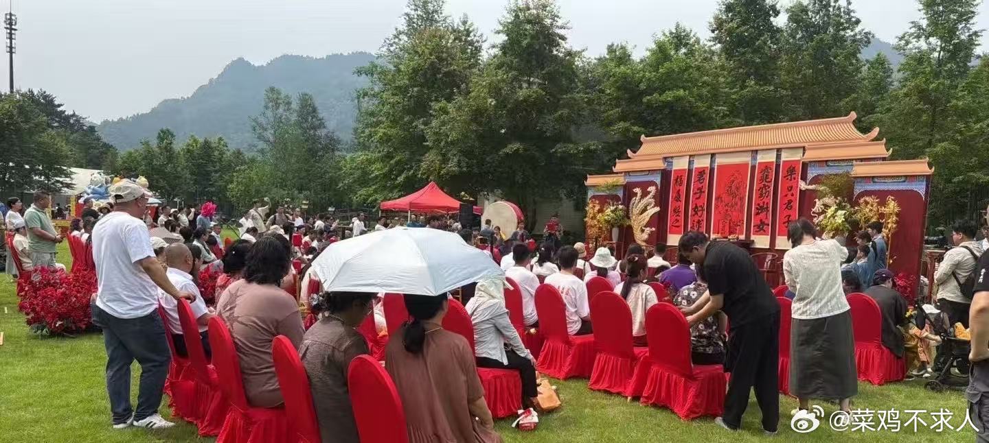 袁泉夏雨出席朋友婚礼袁泉夏雨出席朋友婚礼！袁泉夏雨合体出席朋友婚礼