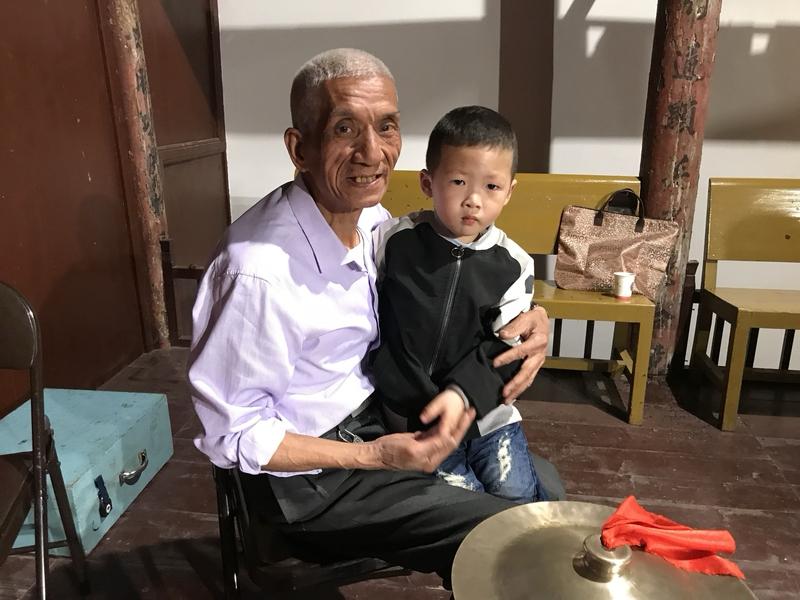 江苏苏州这事儿太离谱了！一个3岁小孩拿了2块泡泡糖，家长发现后立马带孩子回店，不