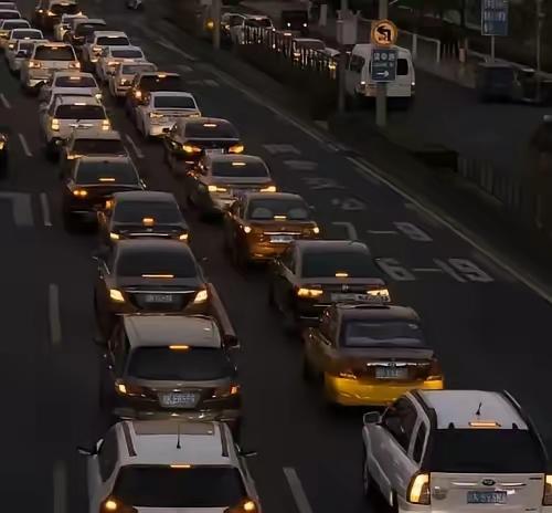 一觉醒来，交强险真变天了。6月1日起，三部门新规落地：好司机最低475块，老