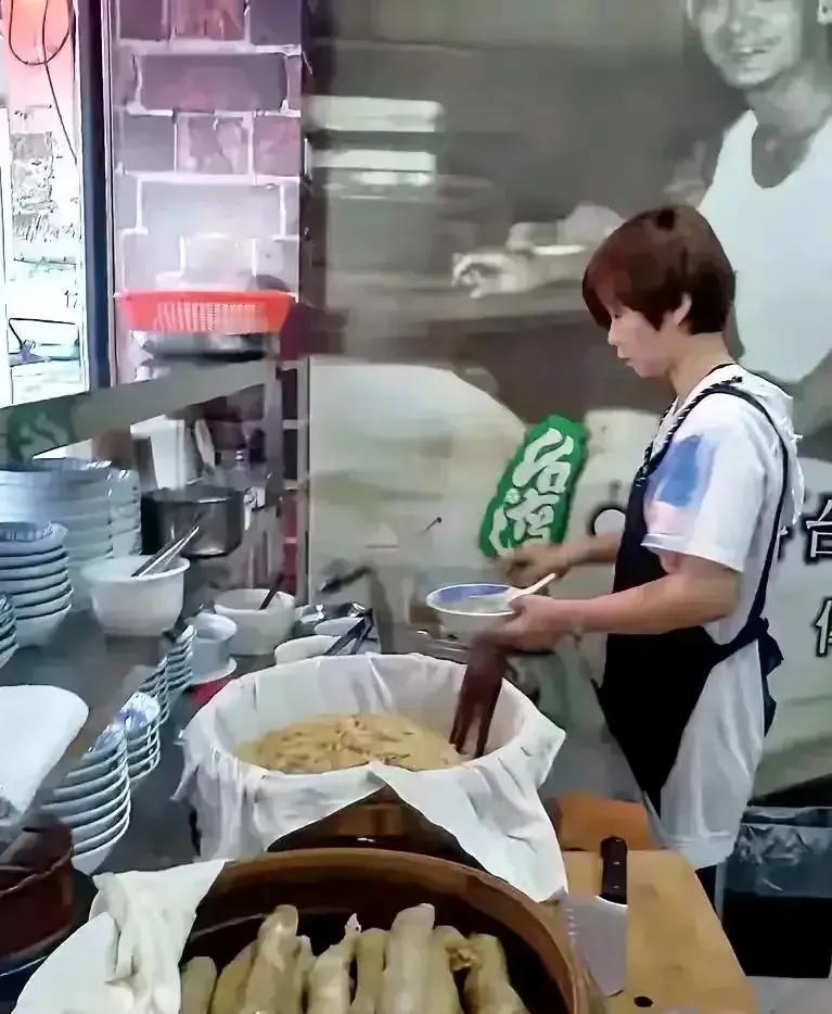 　　马晓梅的妈妈卖早餐的事情就这么有噱头吗？真是想不明白了。　　不就是一个劳动