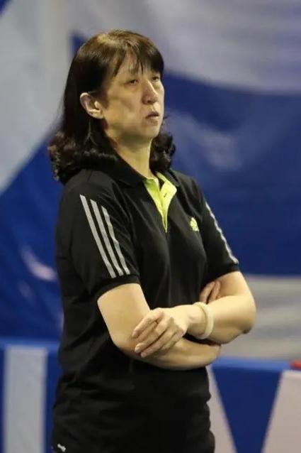 为了卫冕名古屋亚运会冠军，目前，中国排协主席赖亚文是否应该做以下事情：一是开