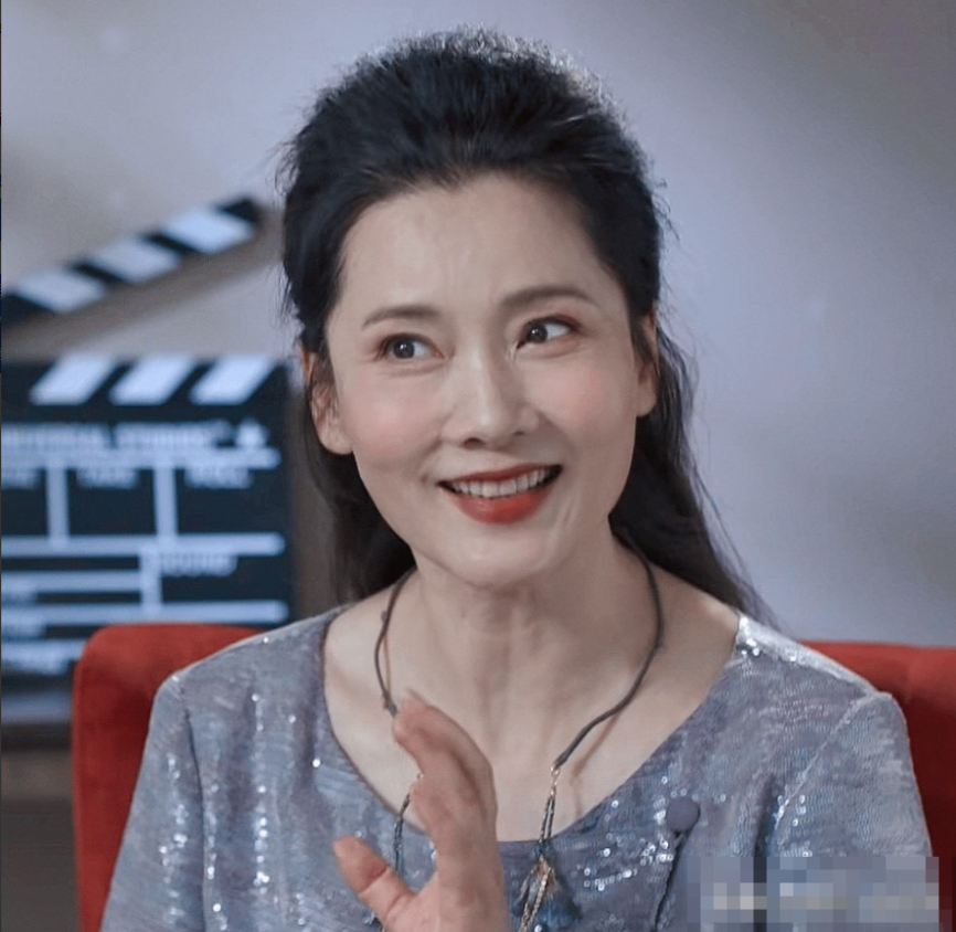 这才是老了都优雅的女人，她完美地诠释了美丽和有没有皱纹无关，比开美颜和滤镜的刘晓