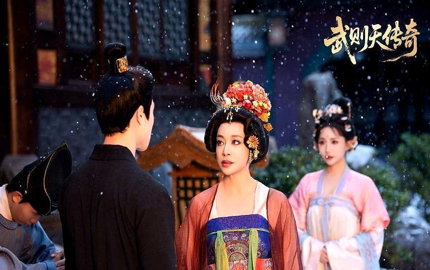 75岁刘晓庆再披龙袍，9天拍完80集，每天睡4小时，化妆椅上啃巧克力。佩服