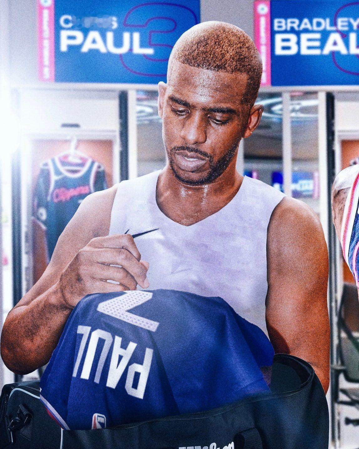 据联盟消息人士透露，快船深夜在亚特兰大让保罗走人，以一种离奇的方式分手。快船更衣