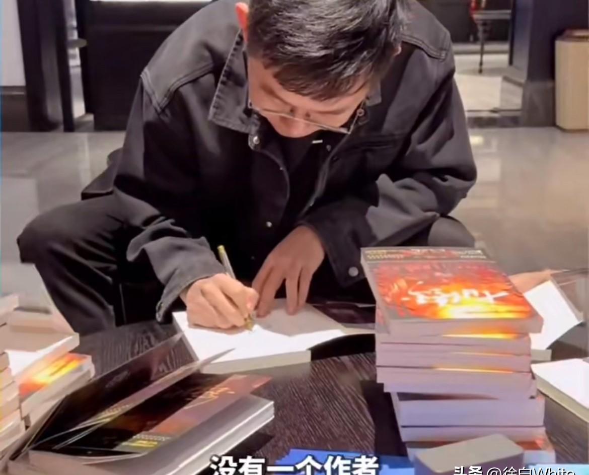 作者自己也是看热搜才知道肖战要演他的书。现在卖版权就像嫁女儿，亲爹连女婿长什么