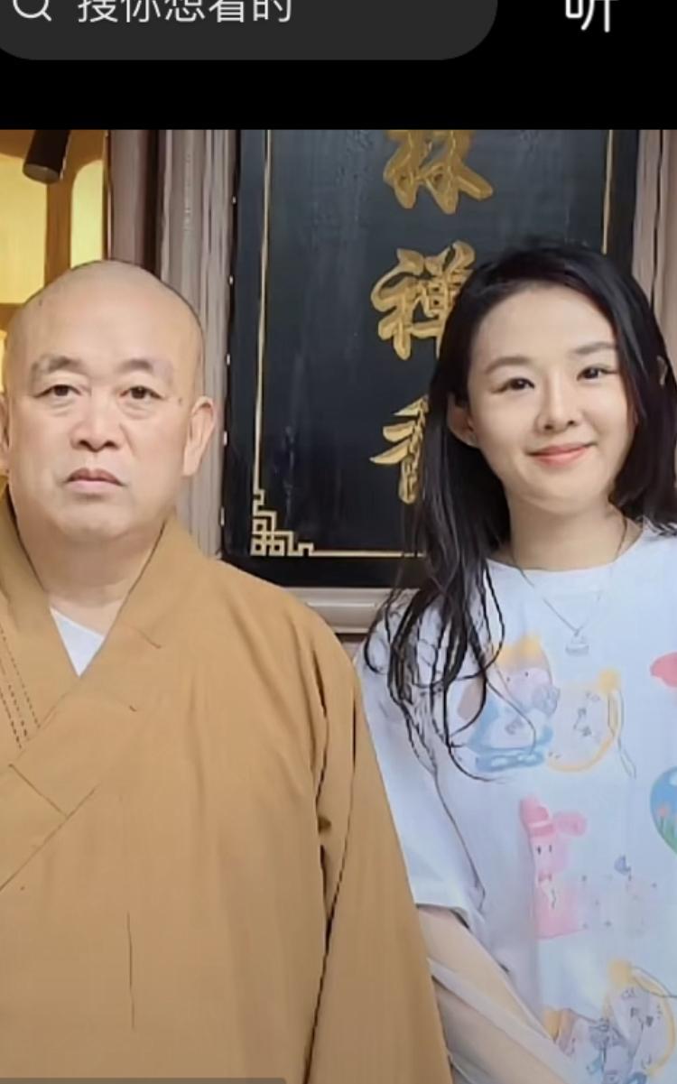 据说，这就是释永信肤白貌美的女人，不仅年轻，据说，这个女人学历也不低。