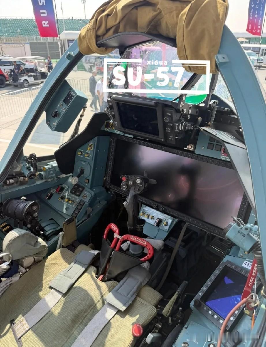 美俄两家在设计美学上，的确有点小差距……SU-57的座舱底色搭配总显得有些生