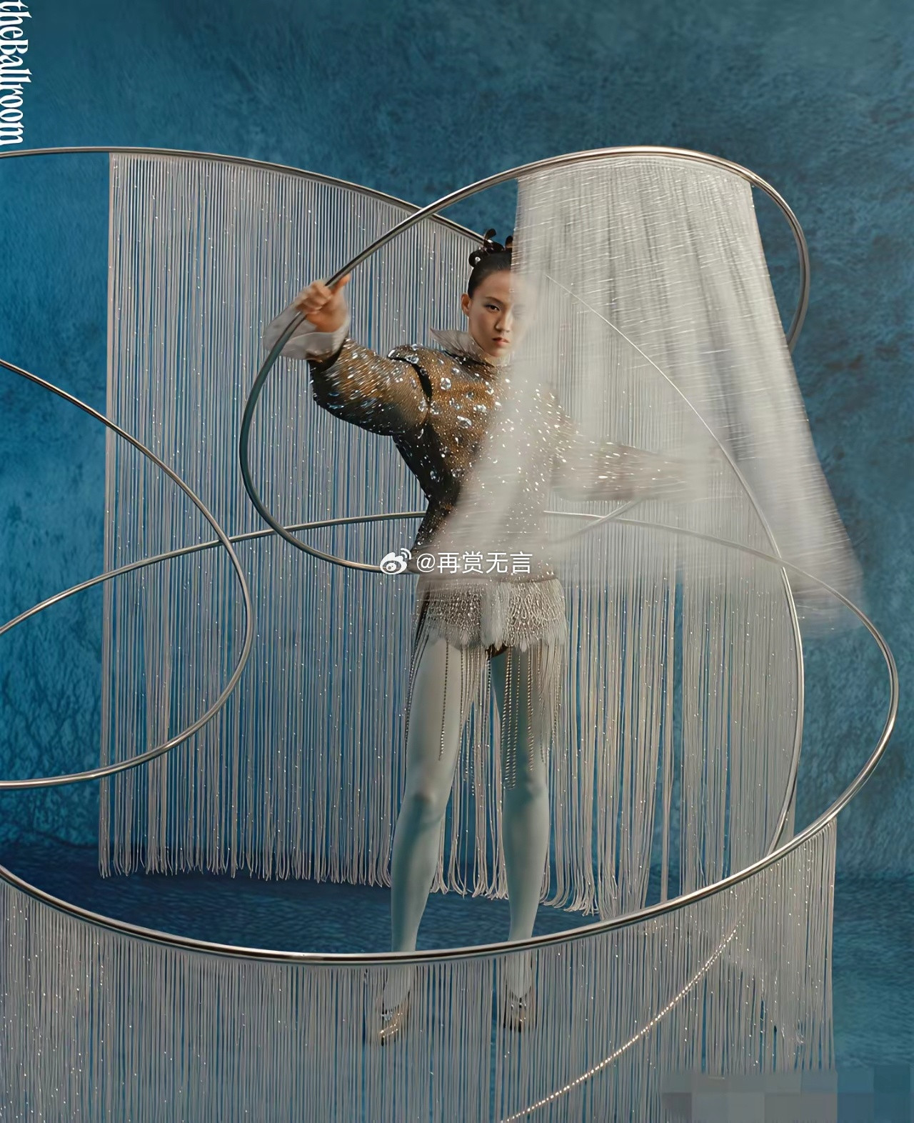 陈芋汐这组封面图好时尚啊，拍的很有氛围。