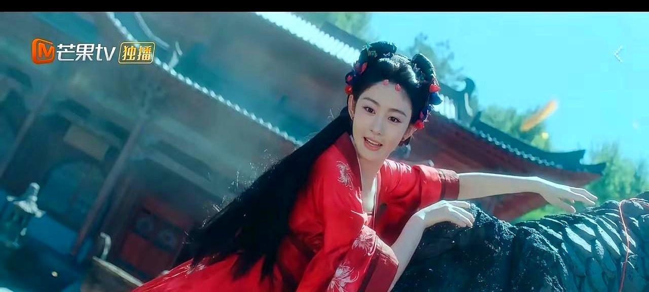 资本砸下真金白银硬造出一个小赵丽颖，结果镜头一推近，高耸的颧骨和木讷的眼神直接把