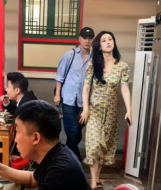 40岁朱珠现身北京一家餐馆，长裙配拖鞋，一头长发飘飘，实在太美了！女明星确实和普