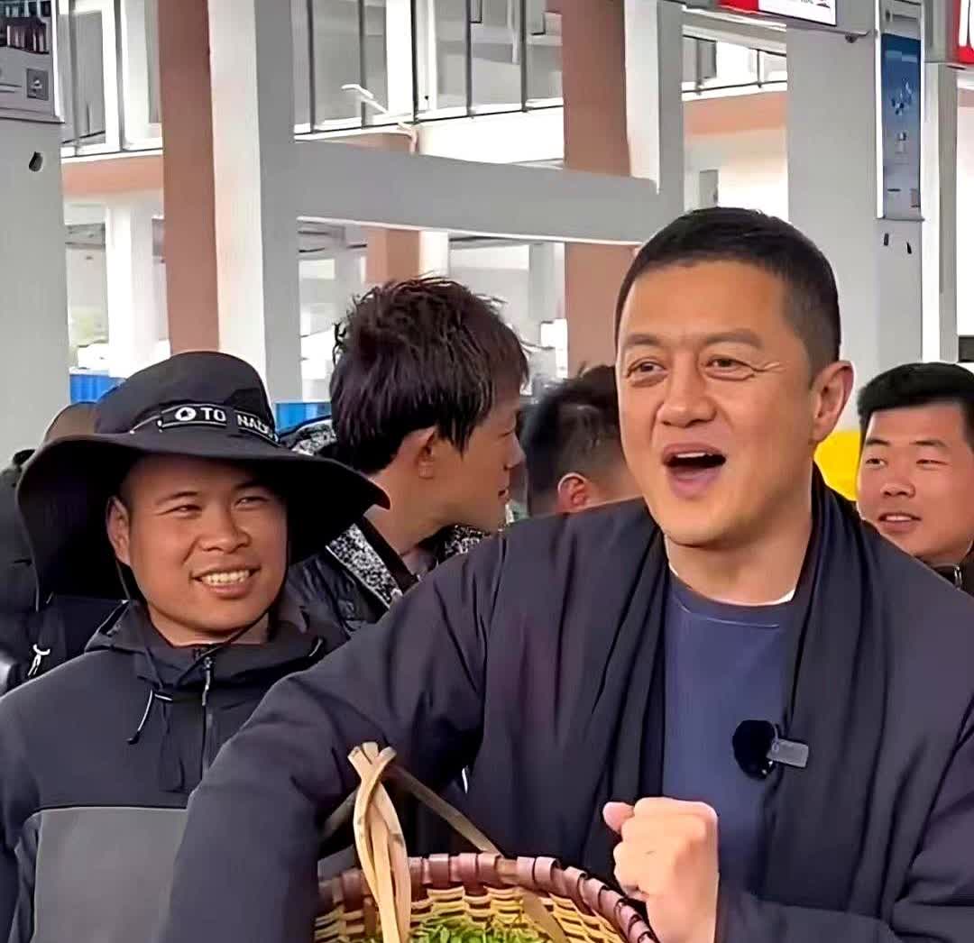 李亚鹏搬家这事曝光，谁最尴尬？不是李亚鹏，也不是海哈金喜，更不是