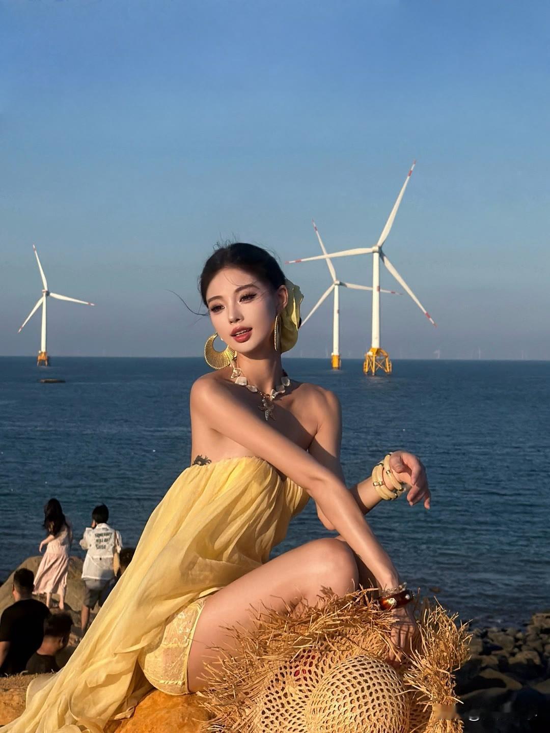 碧海潮生风起时，金衣美人倚海涯。闲适的小猫咪好可爱,你喜欢吗?